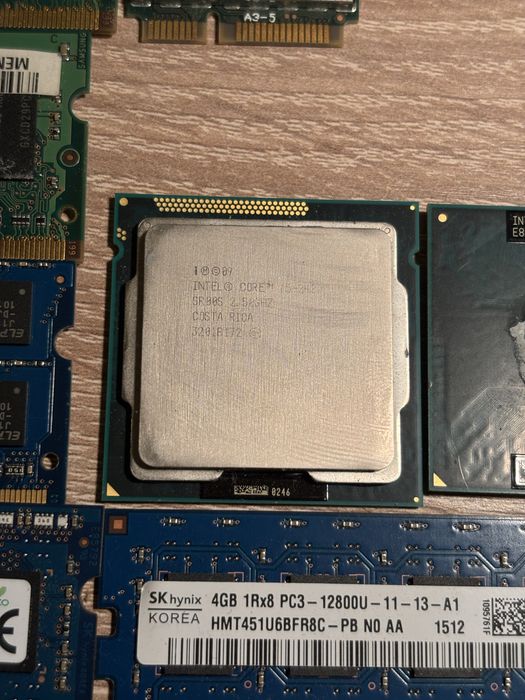 podzespoły komputerowe – procesory, pamięci RAM, dyski, karta WiFi