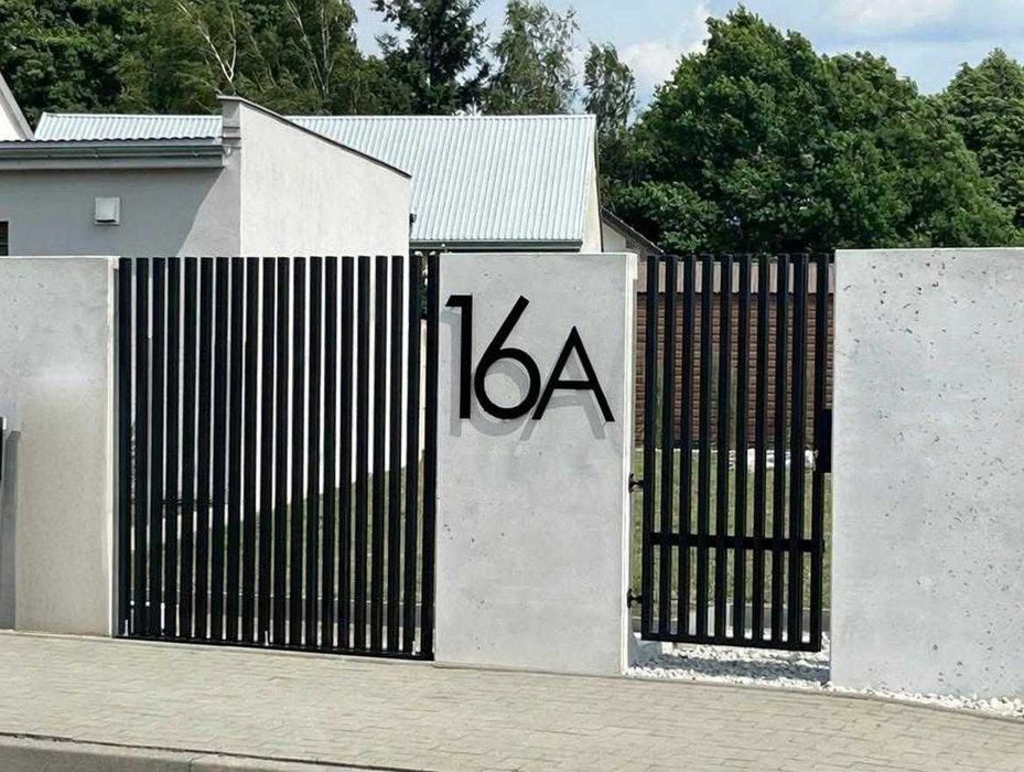 nowoczesne ogrodzenie grzebieniowe aluminiowe pionowe profile