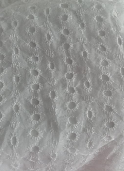 Жіноче біле плаття з прошви