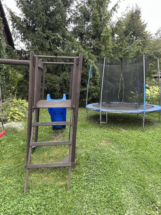 Plac zabaw. Huśtawka zjezdrzalnia trampolina