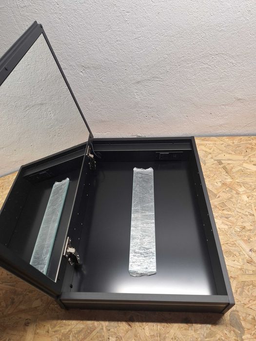 Podświetlana szafka LED z lustrem do łazienki 50 x 70 cm