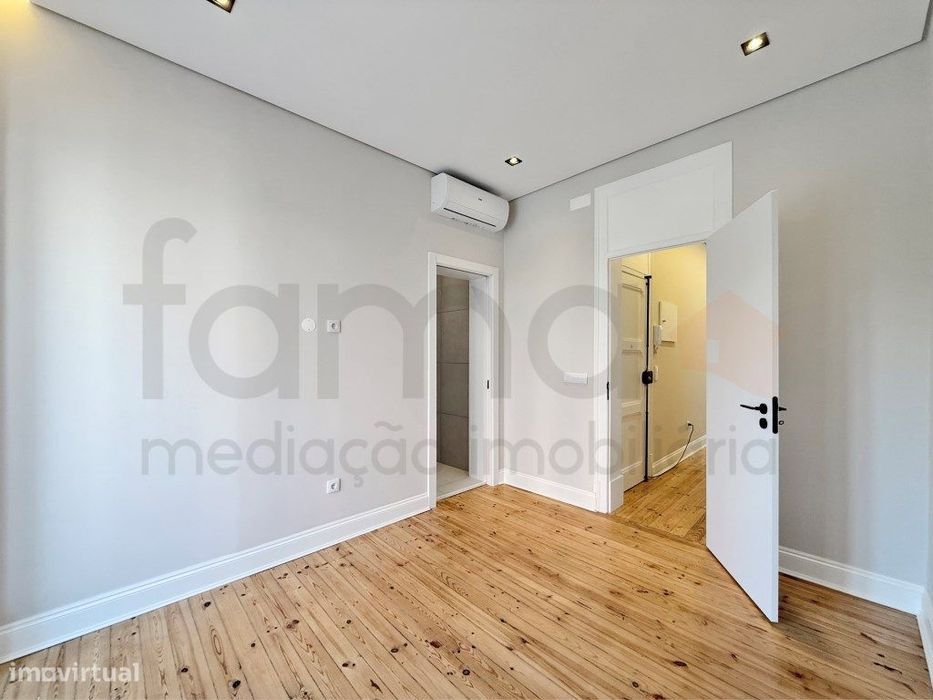 Apartamento T3 Remodelado com quintal, 2 Suítes e Closet na Av. Alm...