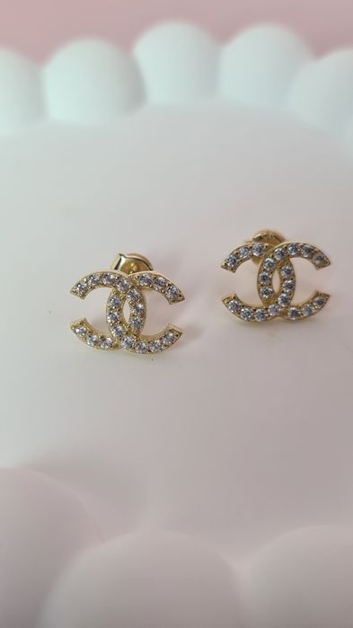 Złote kolczyki wkręty typu Chanel małe białe cyrkonie błyszczące 585