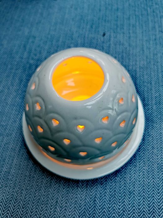 Biały okrągły świecznik w serduszka