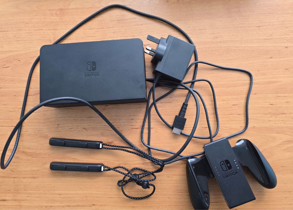 Nintendo Switch OLED 64 ГБ + microSD 256 ГБ + чехол + все игры.