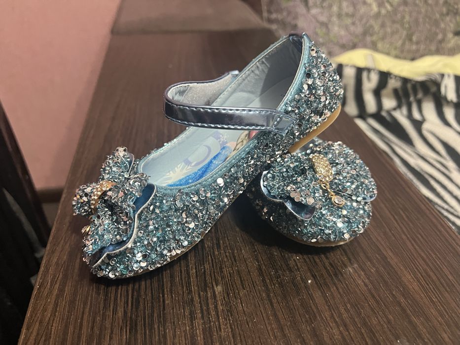 Босоніжки для принцеси в гарноному стані  26 р