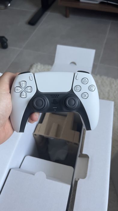 Playstation 5 Standard com 2 comandos (1 TB - Branco)