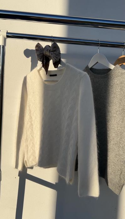 Молочний светр ангора  Sisley