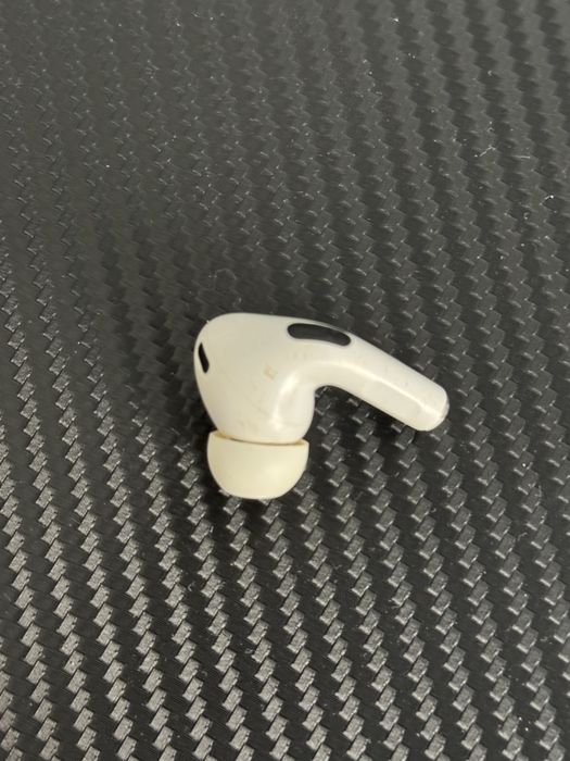 Лівий навушник AirPods