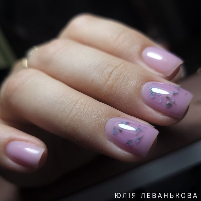 Послуги манікюру та педикюру, нарощування