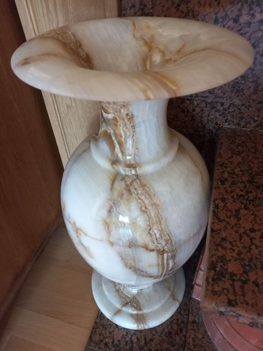 Продам большие вазы.