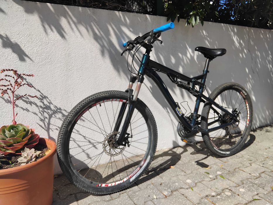 Bicicleta suspensão total