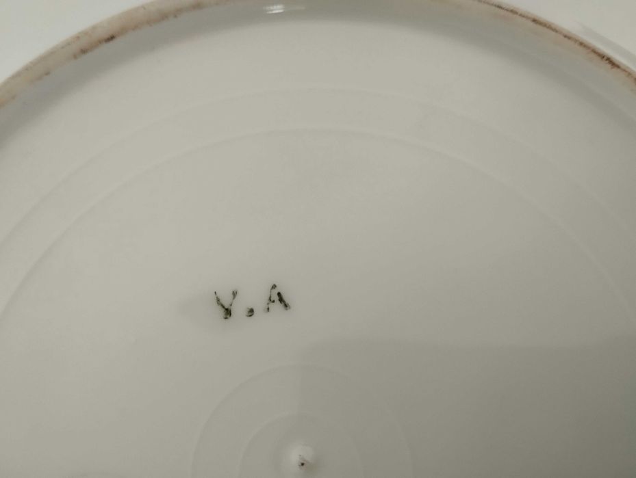 Pratos antigos Vista Alegre e 2 suportes madeira