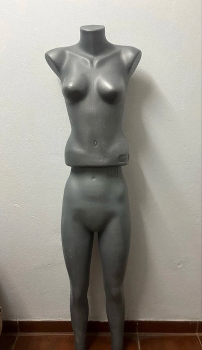 Manequim feminino preto ou cinzento