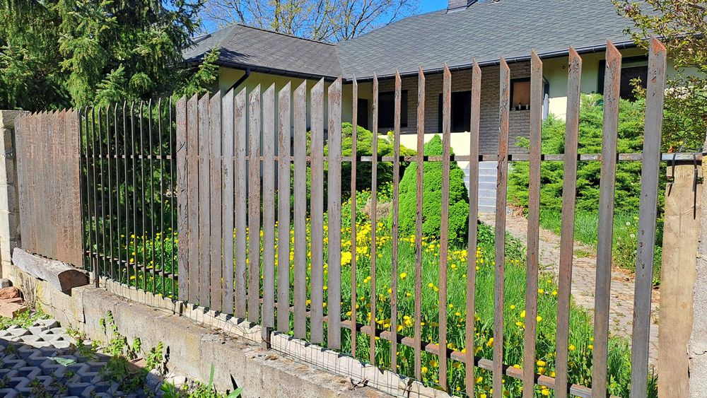 Ogrodzenie metalowe. 5 przęseł, brama, furtka