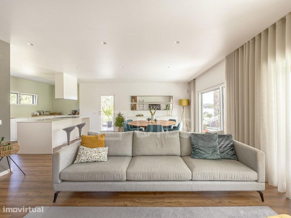 Moradia T3 contemporânea com 3 suítes e garagem em Cabriz, Sintra
