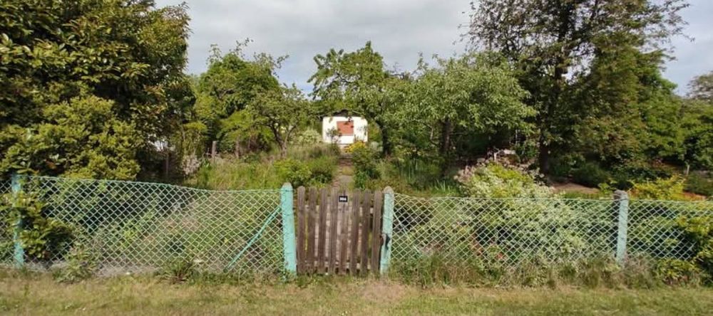 Sprzedam działkę rekreacyjną ROD 500m2 z wyemitowanym domkiem i sadem