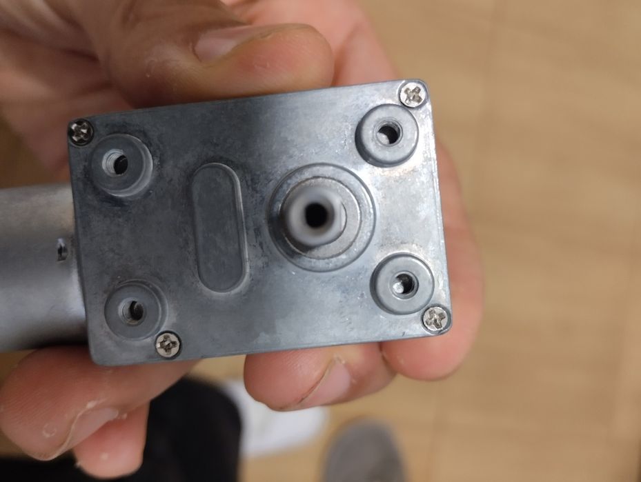 Motor com caixa de engrenagem de redução de velocidades