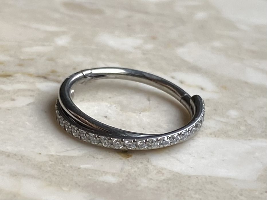 Unisex kolczyk 12 mm piercing 16 G zakręcone kółko segment Tytan
