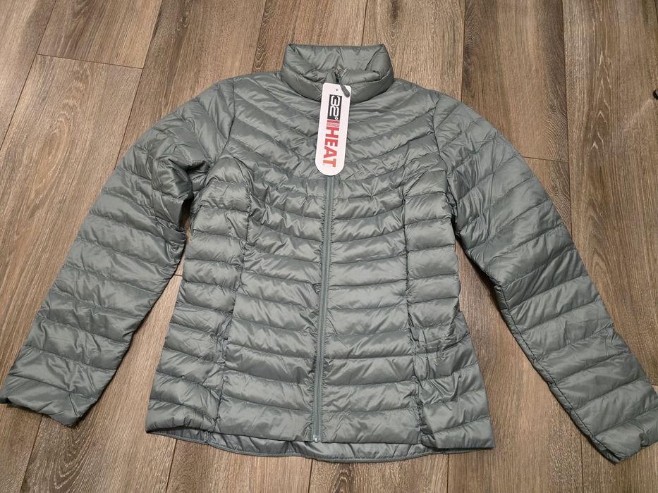 Новая  женская курточка  32degreеs.Р .S   Очень легкая  и приятная .