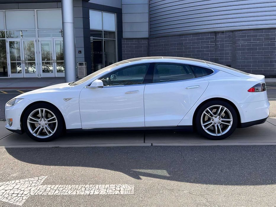 Tesla Model S      2016