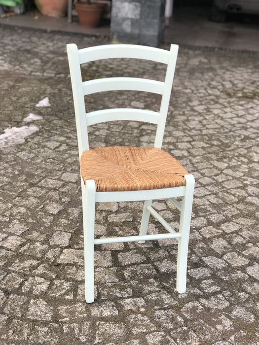 Cztery krzesła drewniane