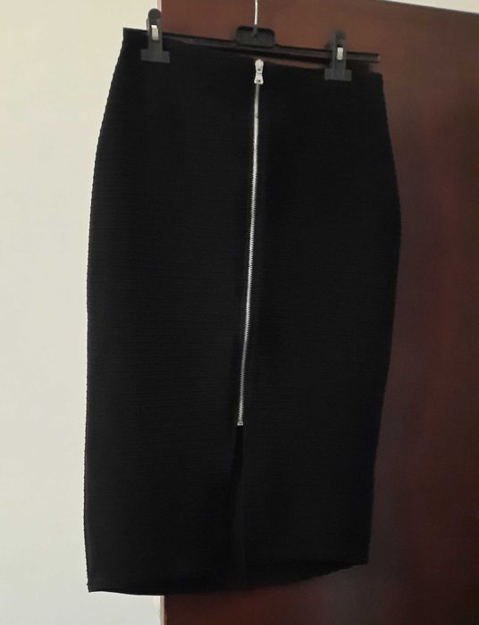 Saia preta com fecho frontal