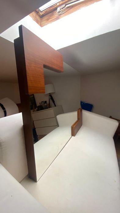 Espelho com moldura em Nogueira