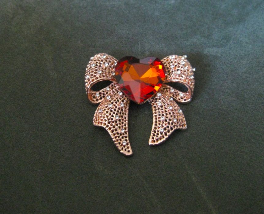 Alfinete / Broche / Pregadeir Laço c/ Coração Laranja NOVO