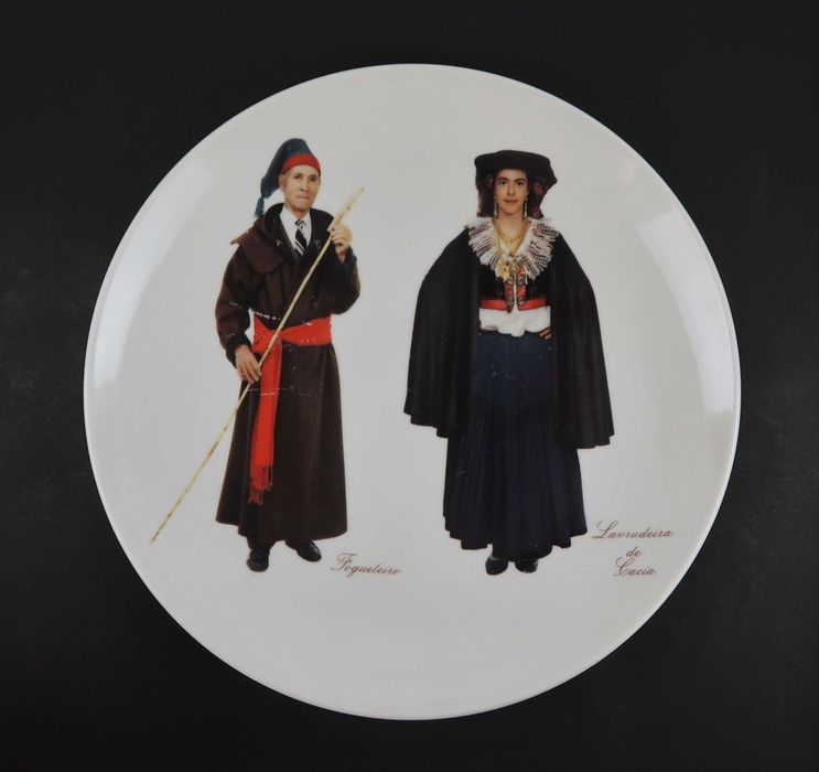 Pratos porcelana - Trajes Regionais e Profissões, cada