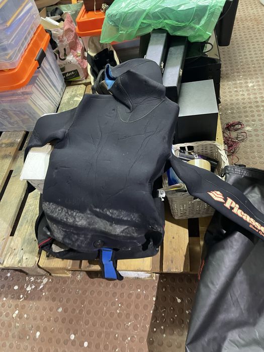 Dois equipamentos para pesca submarina