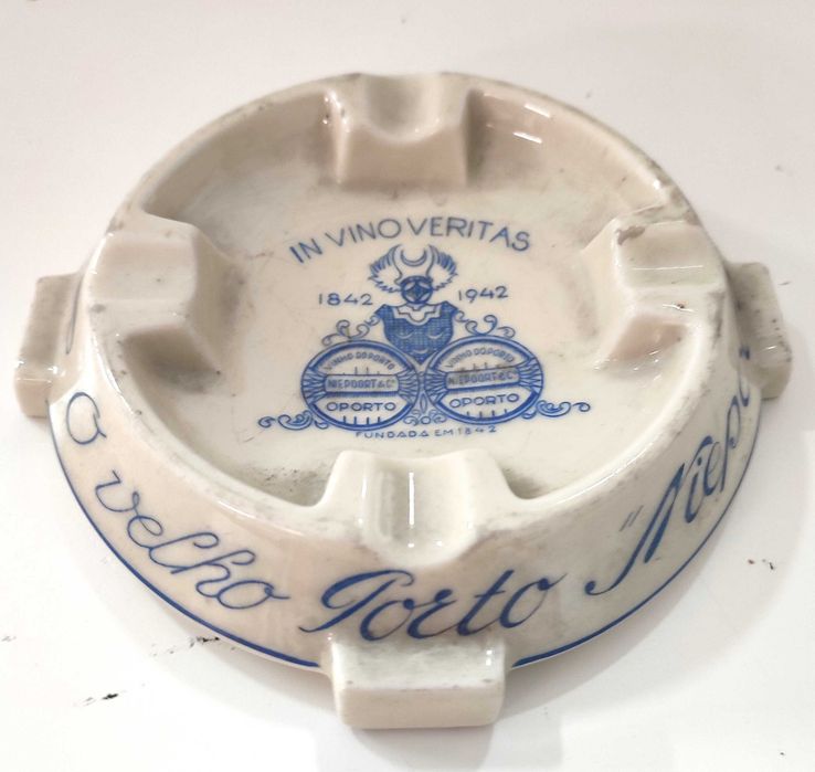 Cinzeiro vintage em louça