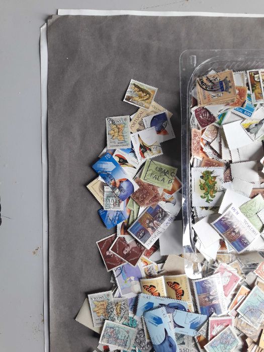Caixa de mais de 2000 selos Portugal e Colónias