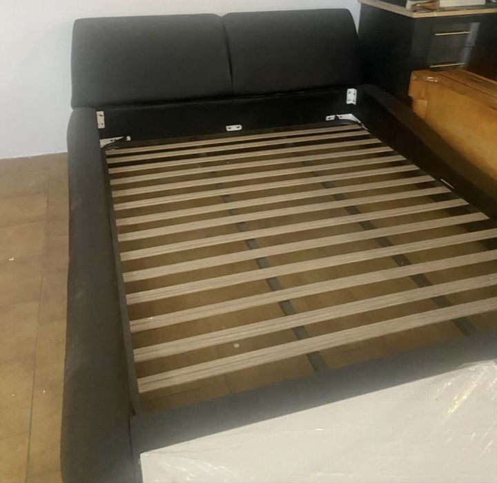 Cama estofada preta