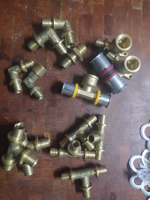 Kolana złącza trójniki TEC