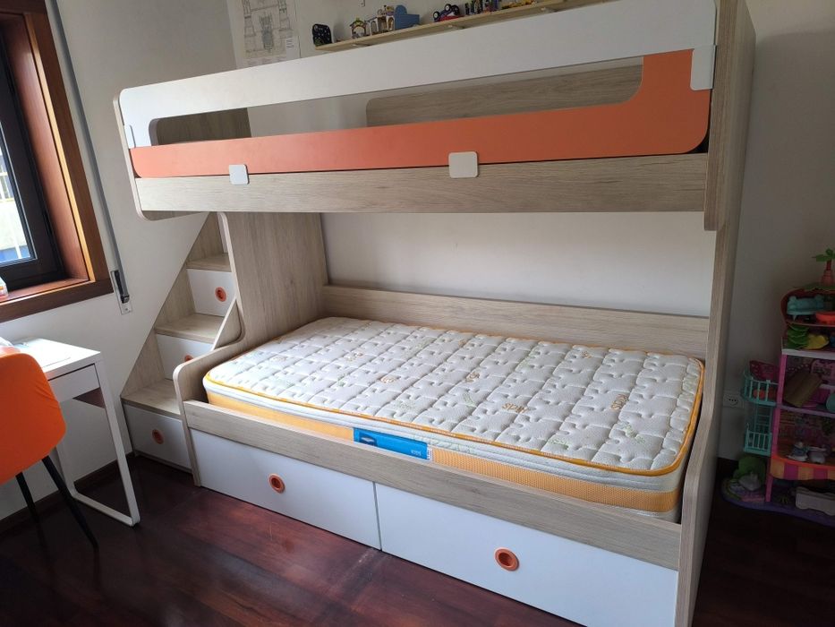 Beliche infantil com espaço de arrumação e escadas seguras