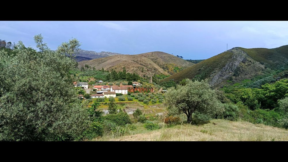 Casa antiga  geminada em plenas minas tuela