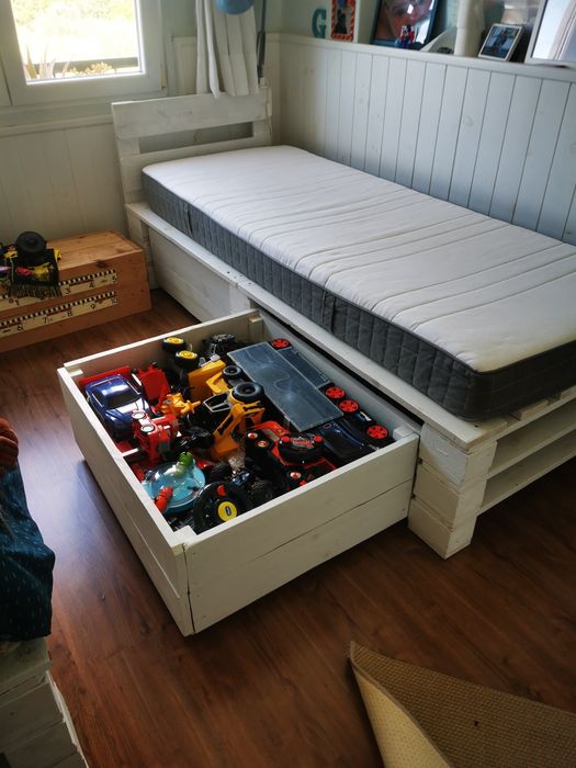 Cama de paletes com colchão  80x200cm com 2 gavetões para arrumação