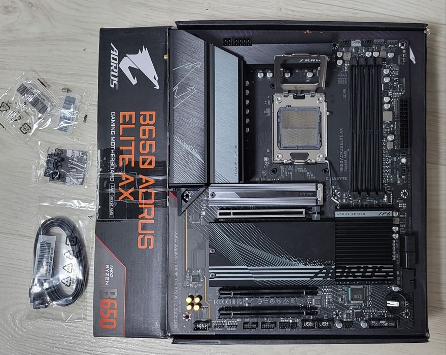 Материнська плата GIGABYTE B650 AORUS ELITE AX
