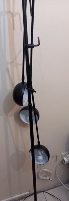 Candeeiro pe três braços 1,60cm Led