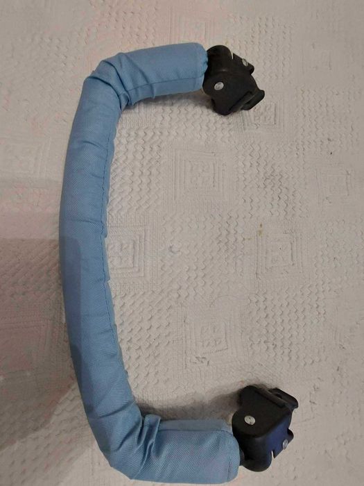 Alça protetora ajustável para carrinho de bebé (em azul bebé)