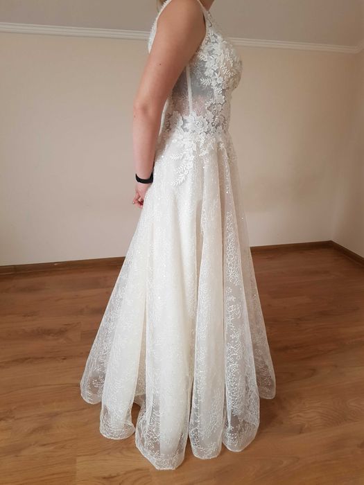 SUKNIA ŚLUBNA z kolekcji 2021