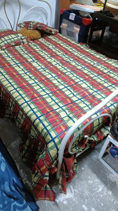 Cama de casal em ferro com estrado e colchão