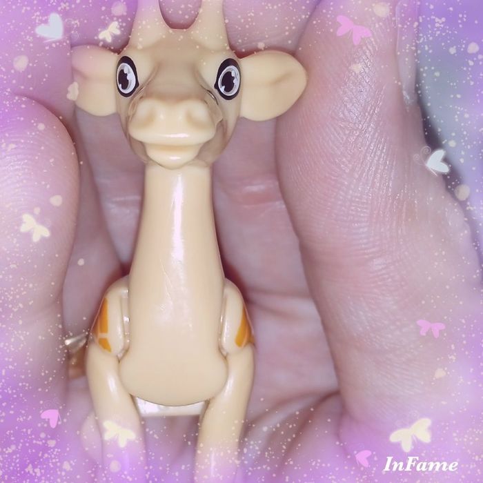 Zabawka Maskotka Figurka Żyrafka Kinder Surprise Jajko Niespodzianka