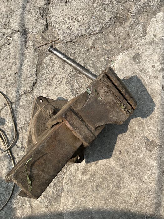 Тиски слесарные б/у