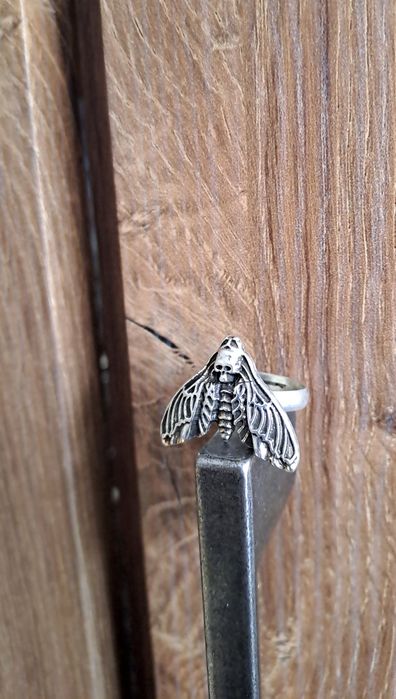 Pierścionek ćma czaszka Halloween rock