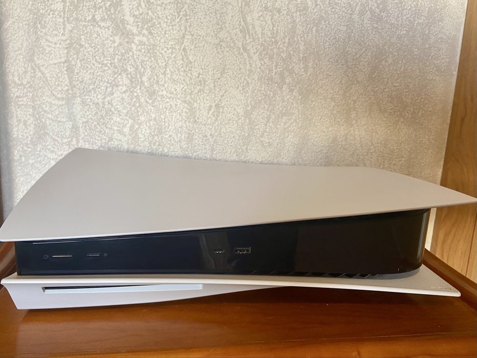 Consola Sony PlayStation 5 (PS5) Standard Edition — 825 GB (Branca, com leitor de discos)