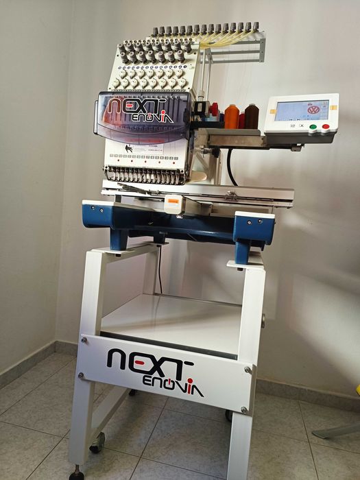 Máquina de bordado profissional