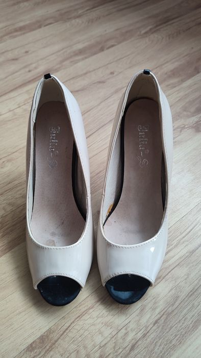 Beżowo - czarne lakierowane szpilki