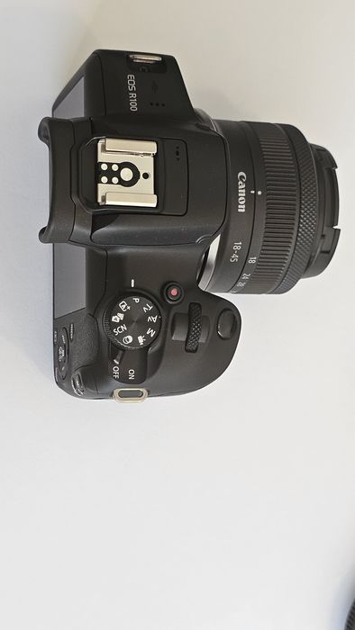 Canon EOS R100 com lente Canon 18-45mm